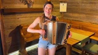 Claudia Hinker spielt quotBeim Stelldichein in Oberkrainquot auf ihrer Steirischen Harmonika [upl. by Adnilim]