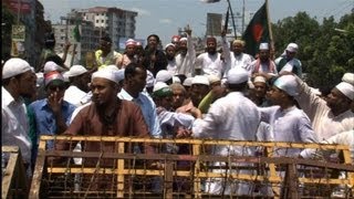 Loi sur le blasphème au Bangladesh les islamistes manifestent [upl. by Ashely]