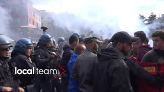 Corteo studenti polizia blocca la manifestazione incidenti [upl. by Safko]