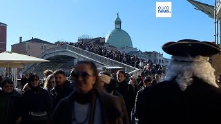 Carnaval de Veneza volta a ser visitado por milhares de turistas [upl. by Lauzon]