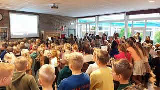 Staphorster schoolkinderen zingen Psalm 98 vers 2 onder begeleiding van leerlingen uit groep 8 [upl. by Ahsienyt]