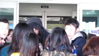 GD amp Seungri overcrowded by fans Incheon 121223 [upl. by Murphy]