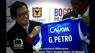 Presidente de Millonarios le hace la entrega oficial de la camiseta al alcalde Petro [upl. by Ariom]