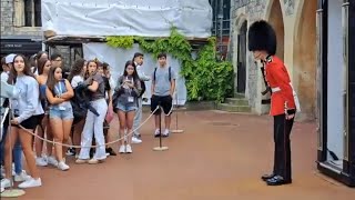 Windsor Castle guard shouts at Disrespectful tourists get off the rope windsorcastle [upl. by Cicily]