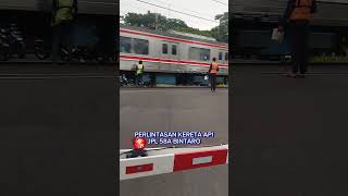 PERLINTASAN KERETA API JPL 58A BINTARO [upl. by Naahsar650]