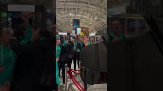 La squadra di pallavolo femminile CANTA I TUOI PARTICOLARI di ULTIMO in aeroporto trending music [upl. by Ariane894]