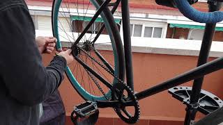 Tutorial Fixie  Cambiar Eje Pedalier y Biela [upl. by Elokcin973]