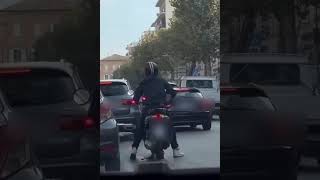 Civitanova  Scende dal motorino e aggredisce automobilista in corso Umberto I [upl. by Gnohc]