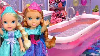 Doll bath time  Elsa amp Anna toddlers  bubble fun [upl. by Irrahs128]