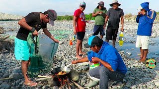 PESCADORES PESCAN CAMARONES PARA COCINAR EN RÍO  Pesca con Atarraya [upl. by Timi]