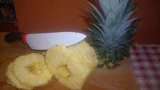 Comment découper un ananas  Technique de cuisine [upl. by Qulllon174]