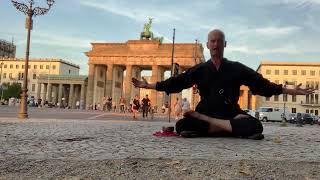 Zazen hinter dem Brandenburger Tor in Berlin [upl. by Dinny]