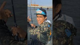 how to remove a fishhook stock on the water😖😖😖 [upl. by Joshi]