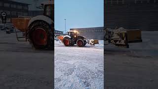 Fendt 828 Vario plowing parking lot heavyequipment heavymachinery snowclearing snowplow plow [upl. by Vasili71]