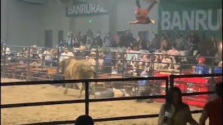 Toro lanza por los aires a payaso de rodeo [upl. by Nnylyrehc]