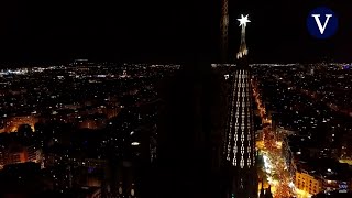 La estrella de la Sagrada Família ya ilumina Barcelona [upl. by Dnomad]