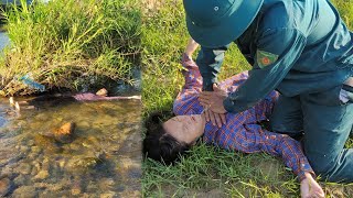 The poor orphan girl was fortunately saved by the militiaman from the floodwaters [upl. by Omero803]