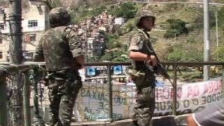 Wahlkampf unter ArmeeSchutz in den Favelas von Rio [upl. by Emirac]