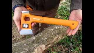 FISKARS X13 Campingaxt  ein originelles Leichtgewicht [upl. by Nnaylrebmik]