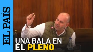 El diputado de Vox en Zamora saca una bala en un pleno  EL PAÍS [upl. by Enrica998]