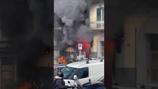 Incendio in unofficina panico alla Riviera di Chiaia [upl. by Johst537]