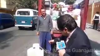 Reportero evidencia a huachicolero 😂😂 desabasto pemex [upl. by Kirtap]