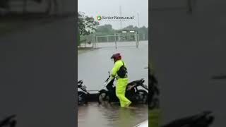 Jalan di Bitung Kabupaten Tangerang Diterjang Banjir shortsnews [upl. by Leelahk]