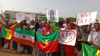 Aujourdhui à la place du cinquantenaire de Bamako manifestations suite au sommet de lAES à Niamey [upl. by Chiles]