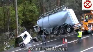 INFOMIÑO  ACCIDENTE SALIDA DE VIA CAMIÓN HORMIGON AMORIN TOMIÑO ABRIL 2012 [upl. by Wane177]