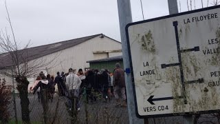 Dès louverture la vente Emmaüs attire la foule [upl. by Julio892]