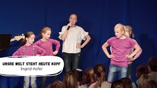 Ingrid Hofer  Unsre Welt steht heute Kopf Live  Kinderlieder  Bewegungslieder [upl. by Etnuahc]