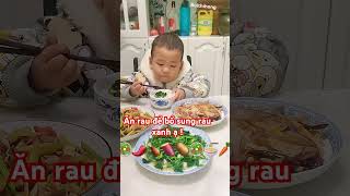 Baby eating 1 chiếc em bé thích ăn rau shortvideo viralvideo [upl. by Anceline498]