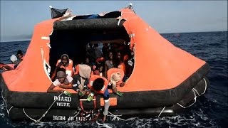 6055 migrants secourus en mer lundi et onze morts [upl. by Yerac]