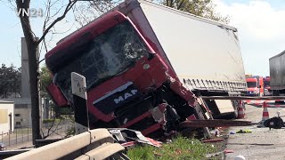 27042021  VN24  Spurwechsel mit schweren Folgen  LKW Unfall auf der A1 bei Unna [upl. by Einnal]