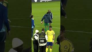 FÃ de Cristiano Ronaldo invade o campo e olha oque ele fez cristianoronaldo cr7cristianoronaldo c [upl. by Thomasa]