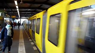 Metro halte Nollendorfplatz in Berlijn op zondag 18122022 [upl. by Gamali264]