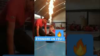 Voici comment éteindre un feu 🔥 shorts insolite [upl. by Marcie]