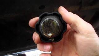 How to test head gasket failure using an antifreeze HC Tester [upl. by Tanney]