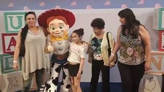 Jessie Toy Story beijando a Beatriz no Shopping Tietê Plaza [upl. by Rodolph]