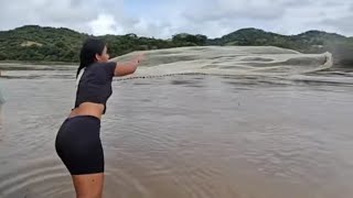 increíble😱como tira la atarraya esta linda chica🥰aventuras salvadoreñas [upl. by Gereld]