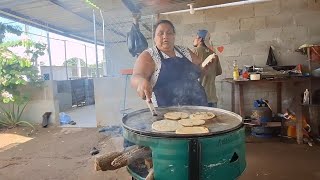 Lesbia Muy Alegre Empieza A Preparar Unos Deliciosos Pistones De Chicharrón Con Queso 😋 [upl. by Bausch]