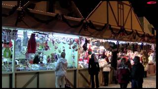 Plaza Mayor de Madrid en Navidad con sus puestos navideños [upl. by Nelrsa]