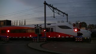 Spoorwegovergang DriebergenZeist  Dutch railroad crossing [upl. by Davida]