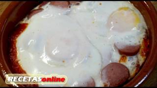 Huevos al plato con salchichas  Recetas de cocina RECETASonline [upl. by Tanhya]