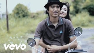 Sheila On 7  Pasti Ku Bisa Video Clip  Ori [upl. by Jovia]