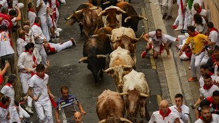 España  Miles de personas participan en el primer encierro de San Fermín en Pamplona [upl. by Collum]