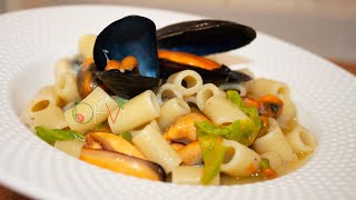 PASTA CON COZZE E FIORI DI ZUCCA  Buono Facile Veloce [upl. by Humberto]