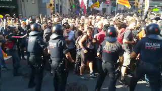 Tensión entre Mossos e independentistas en la manifestación de la Policía [upl. by Gnilsia]