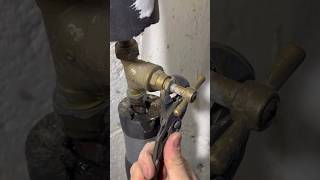 How to fix a leaking stop tap asmr diy howto plumbing subscribe youtubeshorts plumber tools [upl. by Delaney]