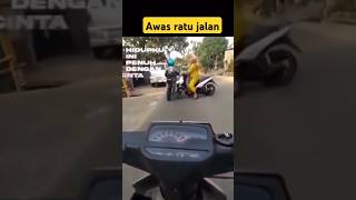 Tetap hati hati dijalan slurr ada emak emak sen kanan belok kiri humor lucu [upl. by Deach]